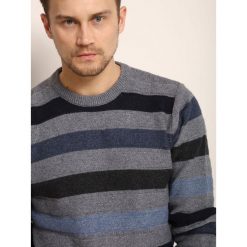 SWETER DŁUGI RĘKAW MĘSKI. Szare swetry męskie Top Secret, na lato, m, w paski, z wełny, klasyczne, z klasycznym kołnierzykiem, bez kaptura. W wyprzedaży za 39,99 zł.