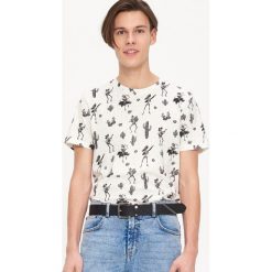 T-shirt z nadrukiem all over - Kremowy. Białe t-shirty męskie House, s, z nadrukiem, bez kołnierzyka. W wyprzedaży za 29,99 zł.