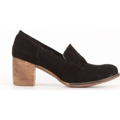 Zamszowe półbuty na 6 cm słupku - skóra naturalna - model 250 - kolor czarny welur. Czarne półbuty damskie Zapato, bez wzorów, ze skóry, bez obcasa, na słupku, bez zapięcia. Za 319,00 zł.