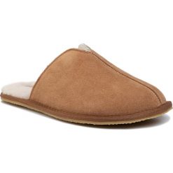 Kapcie CLARKS - Kite Seam 261447227 Tan Suede. Pomarańczowe klapki męskie Clarks, bez wzorów, ze skóry. W wyprzedaży za 299,00 zł.