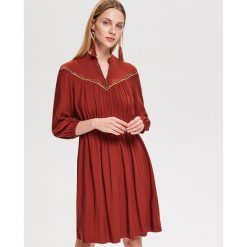 Rozkloszowana sukienka - Bordowy. Czerwone sukienki damskie Reserved, s, bez wzorów, bez kołnierzyka, bez rękawów, rozkloszowane. W wyprzedaży za 69,99 zł.