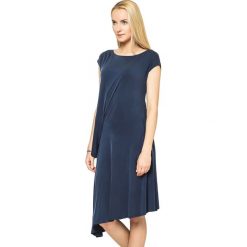 Sukienka w kolorze granatowym. Niebieskie sukienki damskie Deni Cler, bez wzorów, z denimu, z okrągłym kołnierzem, z krótkim rękawem, krótkie, mini, asymetryczne. W wyprzedaży za 409,95 zł.