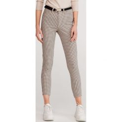 Spodnie chino w kratę - Beżowy. Brązowe spodnie damskie Reserved, bez wzorów. Za 89,99 zł.