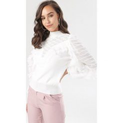 Biały Sweter Adriama. Białe swetry damskie Born2be, s, bez wzorów, bez rękawów, bez kaptura. Za 139,99 zł.