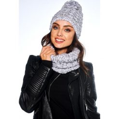 Kobiecy komplet czapka z pomponem i komin jasnoszary. Szare kominy damskie Lemoniade. Za 99,90 zł.