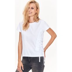 T-SHIRT DAMSKI Z OZDOBNYM SZNUROWANIEM. Białe bluzki damskie TROLL, l, bez wzorów, z okrągłym kołnierzem. W wyprzedaży za 24,99 zł.