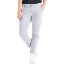 Bojówki "Susa" - Slim fit - w kolorze jasnoszarym. Szare bojówki damskie Timezone, w paski. W wyprzedaży za 125,95 zł.