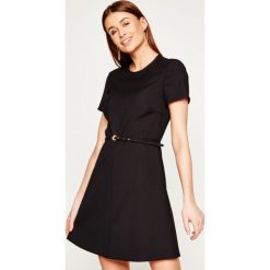 Sukienka koktajlowa Red Valentino TR3VAN90. Różowe sukienki damskie Red Valentino, bez wzorów, wizytowe, bez kołnierzyka, bez rękawów. W wyprzedaży za 949,00 zł.
