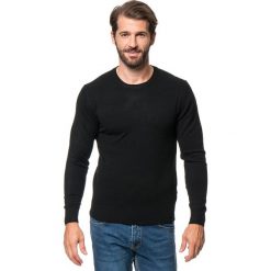 Sweter w kolorze czarnym. Czarne swetry męskie William de Faye, m, bez wzorów, z kaszmiru, z okrągłym kołnierzem, bez kaptura. W wyprzedaży za 139,95 zł.