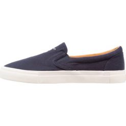 GANT HERO Półbuty wsuwane marine. Niebieskie trampki męskie marki GANT, ze skóry. Za 349,00 zł.
