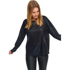 Sweter zdobiony błyszczącą nitką. Niebieskie swetry damskie Top Secret, na zimę, z aplikacjami, z dzianiny, eleganckie, z długim rękawem, długie, bez kaptura. W wyprzedaży za 69,99 zł.
