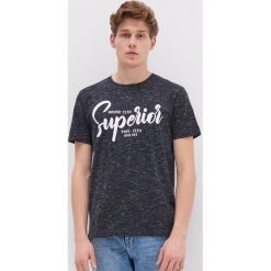T-shirt z nadrukiem - Czarny. Czarne t-shirty damskie House, s, z nadrukiem, bez kołnierzyka. W wyprzedaży za 19,99 zł.