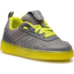 Sneakersy GEOX - J Kommodor B. B J845PB 05411 C0666 Grey/Lime. Szare półbuty dziewczęce Geox, na sznurówki. W wyprzedaży za 179,00 zł.