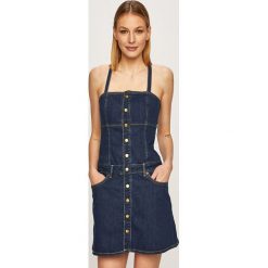 Pepe Jeans - Sukienka jeansowa Flame. Niebieskie sukienki damskie Pepe Jeans, na co dzień, s, bez wzorów, z jeansu, casualowe, z okrągłym kołnierzem, bez rękawów, mini, proste. W wyprzedaży za 199,90 zł.