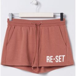 Dzianowe szorty z napisem -. Szorty damskie Sinsay, xs, z napisami. Za 29,99 zł.
