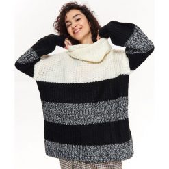 SWETER GOLF DŁUGI RĘKAW DAMSKI, W PASKI, OVERSIZE. Czarne golfy damskie marki Top Secret, na zimę, w paski, z dzianiny. W wyprzedaży za 49,99 zł.