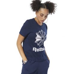 Reebok Koszulka Niebieski. Niebieskie koszulki damskie Reebok, xs, z nadrukiem, z bawełny, bez kołnierzyka, z krótkim rękawem. Za 128,95 zł.