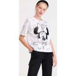 T-shirt z nadrukiem Minnie - Biały. Białe t-shirty damskie Reserved, s, z nadrukiem, bez kołnierzyka. Za 49,99 zł.