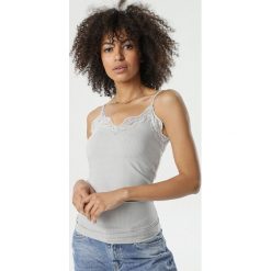 Szary Top Tapheasi. Szare bluzki damskie Born2be, xl, w koronkowe wzory, z dzianiny, bez kołnierzyka, bez rękawów. Za 39,99 zł.