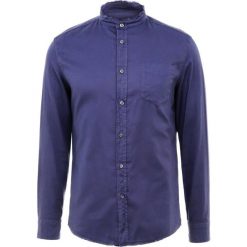 DRYKORN DONNY Koszula dunkelblau. Niebieskie koszule męskie marki DRYKORN, m, z tkaniny, z dekoltem karo. Za 379,00 zł.