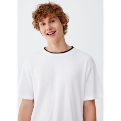 Koszulka z kontrastowym dekoltem. Białe koszulki męskie Pull&Bear, m, bez wzorów, z kontrastowym kołnierzykiem, z krótkim rękawem, krótkie. Za 49,90 zł.