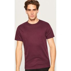 Gładki t-shirt regular fit - Bordowy. Czerwone t-shirty męskie marki Reserved, l. Za 49,99 zł.