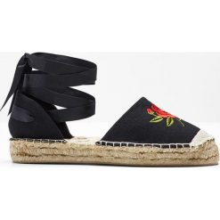Espadryle bonprix czarny. Czarne espadryle damskie bonprix, w paski, bez obcasa, na obcasie, z paskami. Za 79,99 zł.