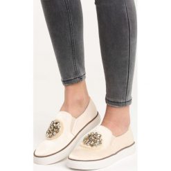 Beżowe Slip On Friendly War. Brązowe buty sportowe damskie Born2be, bez wzorów, z satyny, eleganckie. Za 49,99 zł.