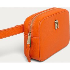 Furla - Nerka skórzana Sleek. Pomarańczowe nerki damskie Furla, w paski, z poliesteru, małe, bez dodatków. Za 739,90 zł.