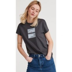 T-shirt z naszywką - Szary. Szare t-shirty damskie Reserved, s, z aplikacjami, bez kołnierzyka. W wyprzedaży za 29,99 zł.