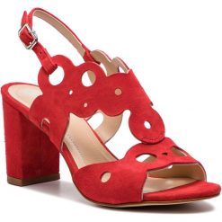 Sandały SOLO FEMME - 82428-33-G13/000-07-00 Czerwony. Czerwone klapki damskie Solo Femme, bez wzorów, ze skóry, bez obcasa, na obcasie. W wyprzedaży za 239,00 zł.