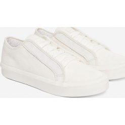 Sneakersy "Strett" w kolorze białym. Białe trampki męskie G-Star, na sznurówki. W wyprzedaży za 218,95 zł.
