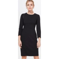 Dopasowana midi sukienka - Czarny. Czarne sukienki damskie Mohito, midi, dopasowane. Za 139,99 zł.
