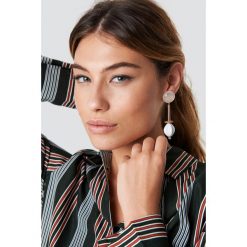 NA-KD Accessories Kolczyki Twisted White Drop - White,Gold. Białe kolczyki damskie marki NA-KD Accessories, szklane, na sztyftcie. W wyprzedaży za 19,20 zł.