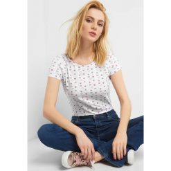 Dopasowany T-shirt ze wzorem. Białe koszulki damskie Orsay, s, z aplikacjami, z elastanu, bez kołnierzyka, z krótkim rękawem. Za 24,99 zł.