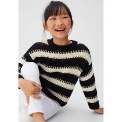 Mango Kids - Sweter dziecięcy Isabel 110-164 cm. Białe swetry dziewczęce z bawełny, z okrągłym kołnierzem. W wyprzedaży za 59,90 zł.