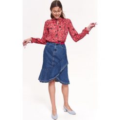 Bluzka w kwiaty z falbanką. Różowe bluzki damskie Top Secret, w kwiaty, z tkaniny, eleganckie, z falbankami, bez rękawów. W wyprzedaży za 34,99 zł.