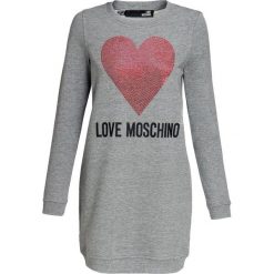 Sukienka LOVE MOSCHINO Szary. Szare sukienki damskie marki Love Moschino, l, bez wzorów, z dzianiny, bez kołnierzyka, bez rękawów. W wyprzedaży za 528,00 zł.
