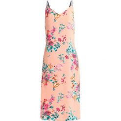 Tommy Jeans FLORAL PRINT STRAP DRESS Sukienka letnia coralle/multicolor. Pomarańczowe sukienki letnie Tommy Jeans, l, z jeansu. Za 599,00 zł.