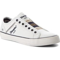 Tenisówki WRANGLER - Starry Slip On WM181033 White 51. Białe półbuty męskie marki Wrangler, na co dzień, bez wzorów, z gumy, eleganckie, bez zapięcia. W wyprzedaży za 179,00 zł.