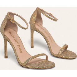 Stuart Weitzman - Szpilki NUDISTSONG. Żółte sandały damskie Stuart Weitzman, bez wzorów, ze skóry, z okrągłym noskiem, bez obcasa, na obcasie, na klamry. Za 1829,00 zł.