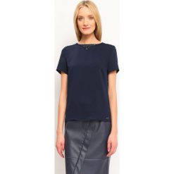 BLUZKA KRÓTKI RĘKAW KLASYCZNA, LUŹNA. Bluzki damskie Top Secret. W wyprzedaży za 49,99 zł.