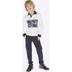 Mayoral - Spodnie dziecięce 128-172 cm. Niebieskie spodnie chłopięce Mayoral, bez wzorów, z elastanu, sportowe. W wyprzedaży za 89,90 zł.