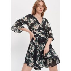Sukienka w kwiaty - Czarny. Czarne sukienki damskie House, s, w kwiaty, bez kołnierzyka, bez rękawów. Za 139,99 zł.