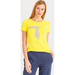 T-SHIRT trussardi jeans. Żółte t-shirty damskie Trussardi Jeans, xs, z aplikacjami, z elastanu, z okrągłym kołnierzem. Za 249,00 zł.