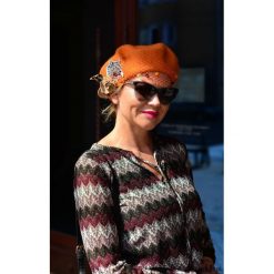 Pomarańczowy beret. Pomarańczowe berety damskie Pakamera, z aplikacjami, z wełny. Za 150,00 zł.