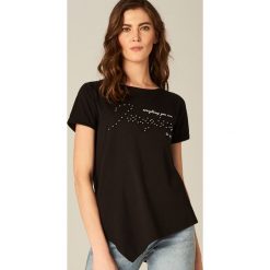 T-shirty damskie: Asymetryczna koszulka z syntetycznymi perłami – Czarny