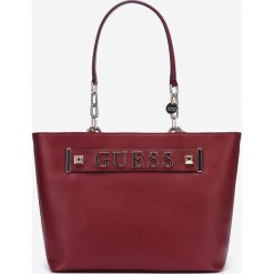 Guess Kerrigan Torebka Czerwony. Czerwone torebki klasyczne damskie Guess, z aplikacjami, z materiału, bez dodatków. Za 573,95 zł.