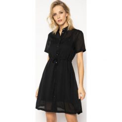 Sukienka koszulowa Calvin Klein Jeans Europe J20J213644. Czarne sukienki damskie Calvin Klein Jeans, na co dzień, s, bez wzorów, z lyocellu, z koszulowym kołnierzykiem, bez rękawów, proste. Za 539,00 zł.