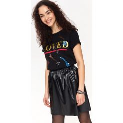 T-shirt krótki rękaw damski z cekinami, z nadrukiem. Czarne t-shirty damskie Top Secret, z nadrukiem, z bawełny, bez kołnierzyka. Za 69,99 zł.